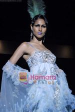 Model walk the ramp for Suneet Varma Show at HDIL India Couture Week, Grand Hyatt, Mumbai on 15th Oct 2009 (29).JPG